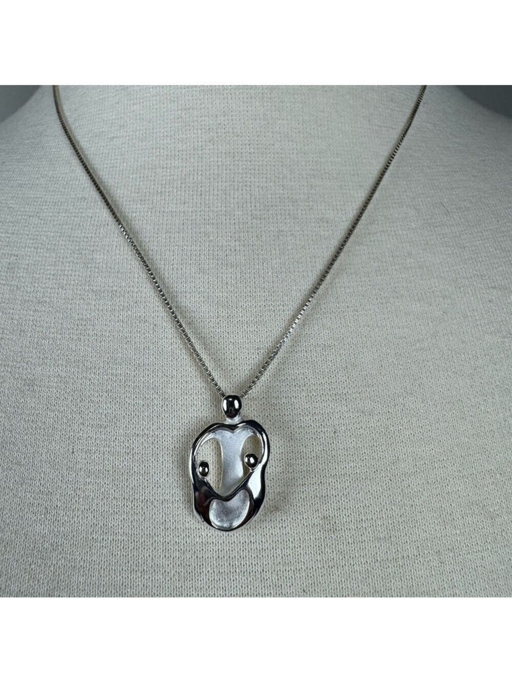 Carolyn Pollack Family Circle
Sterling Silver Pendant With 
Sterling Chain